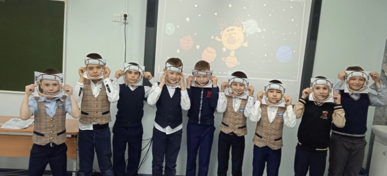 В День Космонавтики активисты РДШ и Юнармии провели тематические уроки для  учеников начальной школы.